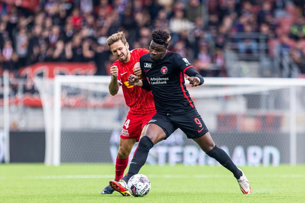 IMAGO / Gonzales Photo  FC Nordsjaelland v FC Midtjylland, Danish 3F Superliga football, Farum, Denmark Farum, Denmark. 11th, September 2022. Sory Kaba (9) of FC Midtjylland and Kian Hansen (4) of FC Nordsjaelland