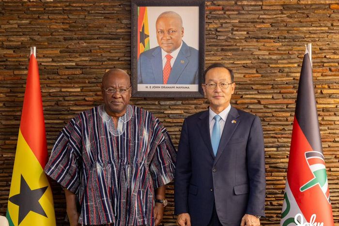 John Mahama with South Korea’s ambassador to Ghana, Park Kyongsig