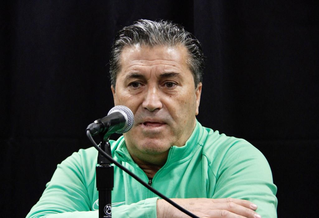 Super Eagleas head coach Jose Peseiro is confused about Umar Sadiqs state of health.
