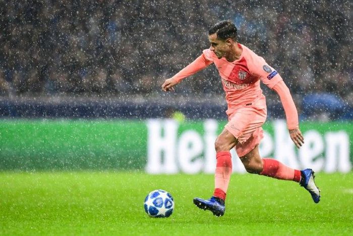 Barcelona's midfielder Philippe Coutinho runs with the ball under pouring rain during the UEFA Champions League group B football match against Inter Milan November 6, 2018 at San Siro stadium in Milan