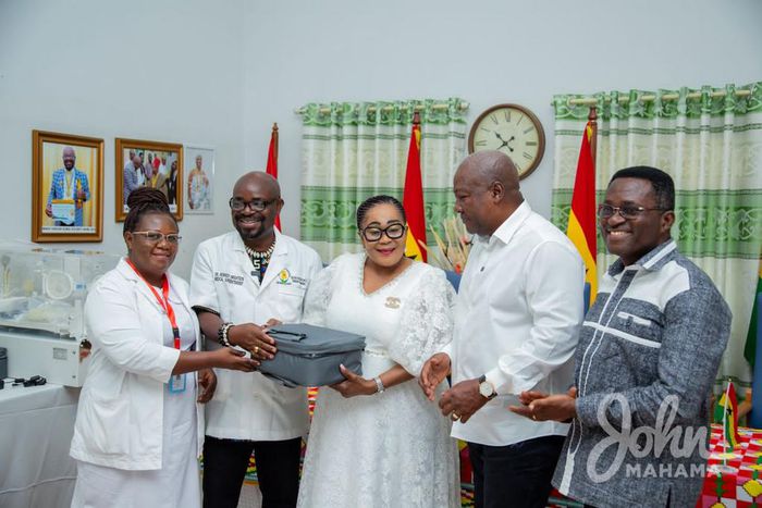 John Mahama at Dodowa hospital