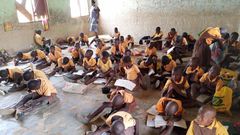 Pupils sit on bare floor to study Picture credit: Ernesto El-Ghandi of Narrative Changers