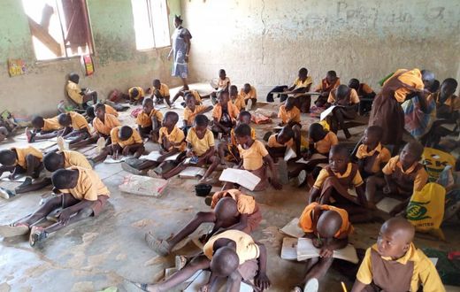 Pupils sit on bare floor to study Picture credit: Ernesto El-Ghandi of Narrative Changers
