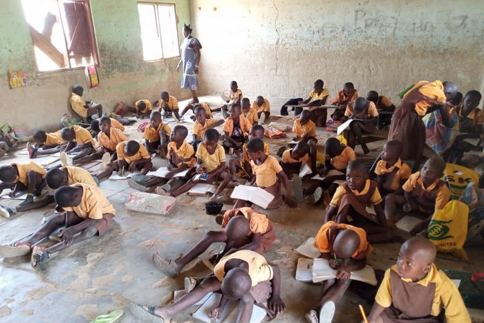 Pupils sit on bare floor to study Picture credit: Ernesto El-Ghandi of Narrative Changers