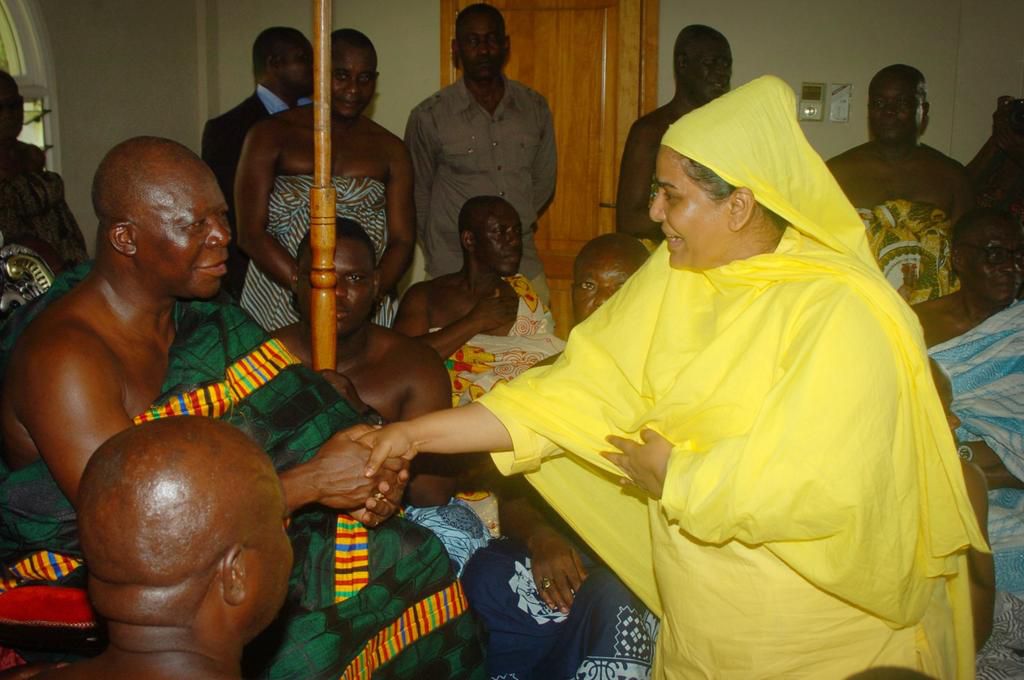 Her Holiness Sri Jayanthi Kuraswami with Osei Tutu II