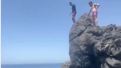 Tourist jumps off a cliff [Instagram/@canarias1500kmdecosta]