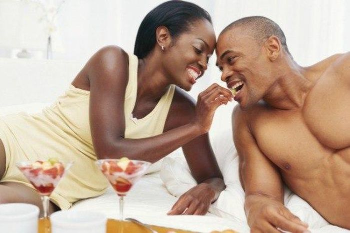 ___8694927___2018___8___6___13___black-couple-bed