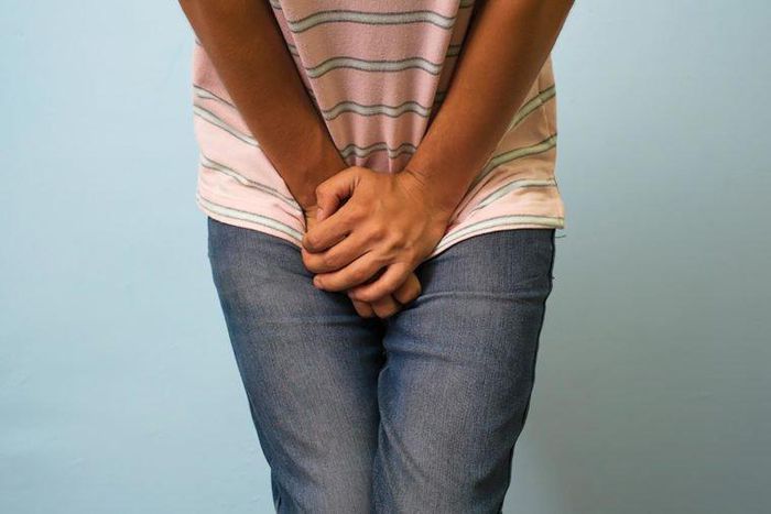 ___8813010___2018___9___5___10___man-with-hands-holding-his-crotch-he-wants-to-pee-urinary-incontinence-concept-760x506