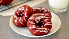 Red velvet donuts [hungry girl]