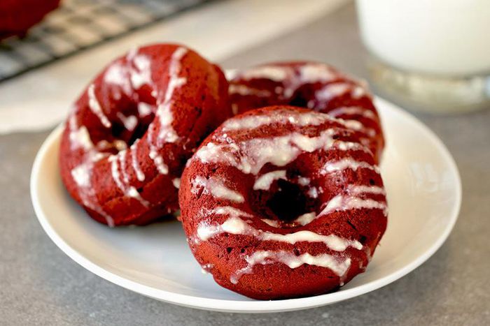 Red velvet donuts [hungry girl]