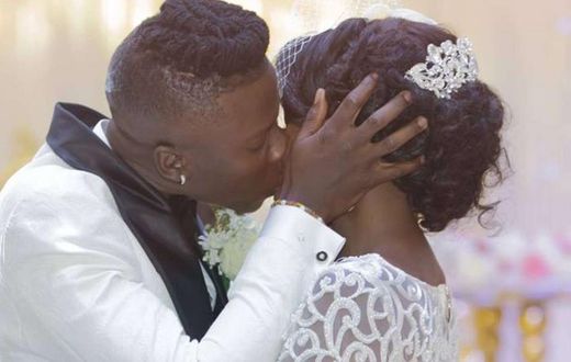___8951402___2018___10___8___13___Stonebwoy-kisses-wife-Dr-Lousia-Ansong-during-their-wedding