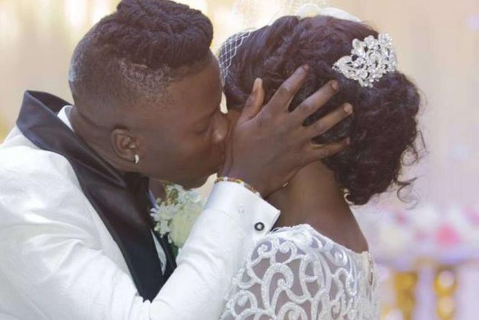 ___8951402___2018___10___8___13___Stonebwoy-kisses-wife-Dr-Lousia-Ansong-during-their-wedding