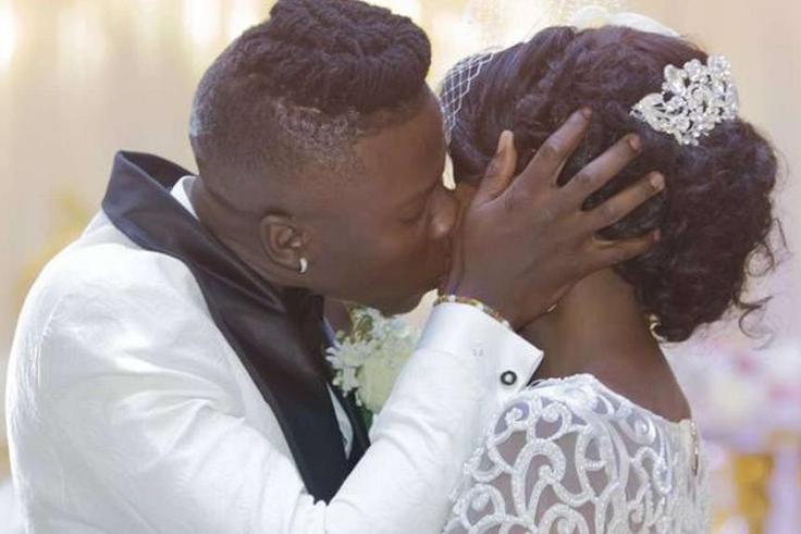 ___8951402___2018___10___8___13___Stonebwoy-kisses-wife-Dr-Lousia-Ansong-during-their-wedding
