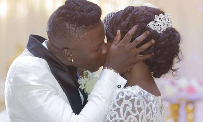 ___8951402___2018___10___8___13___Stonebwoy-kisses-wife-Dr-Lousia-Ansong-during-their-wedding