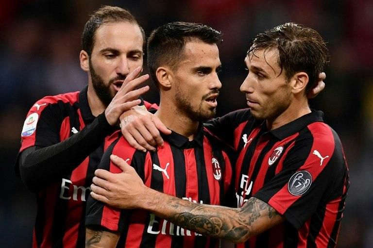 AC Milan midfielder Suso celebrates with Lucas Biglia and Gonzalo Higuain after hitting the winner in a 3-2 victory over Sampdoria