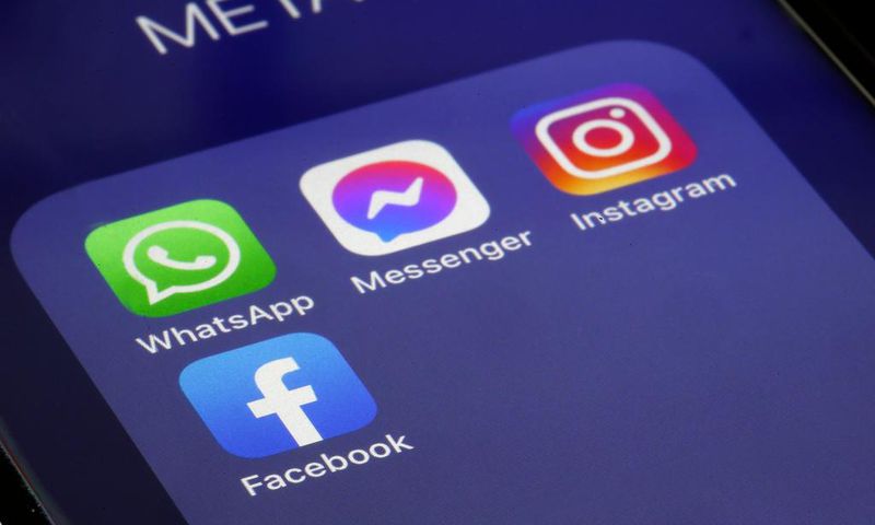 Logos of WhatsApp, Messenger, Instagram and Facebook apps belonging to the company Meta displayed on the screen of an iPhone.