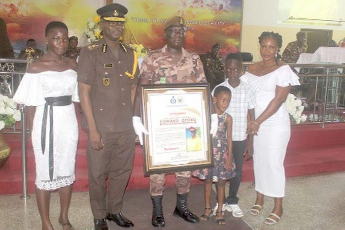 Prison officer promoted after re-arresting escaped prisoner