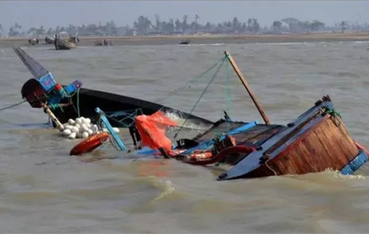 Boat capsizes on Volta Lake