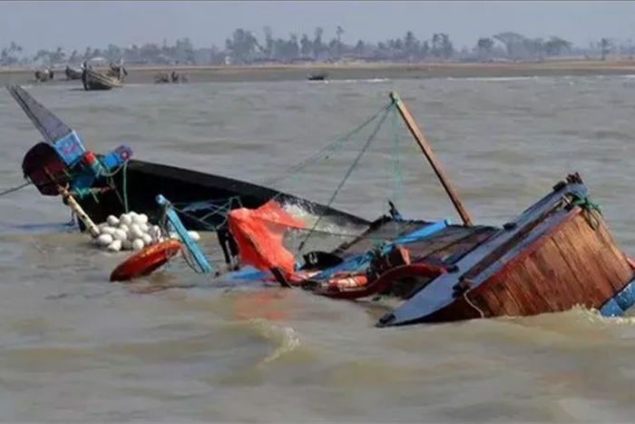 Boat capsizes on Volta Lake