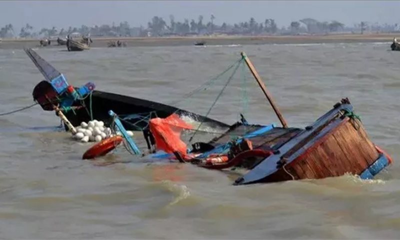 Boat capsizes on Volta Lake