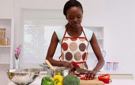 African woman cooking (Framepool)