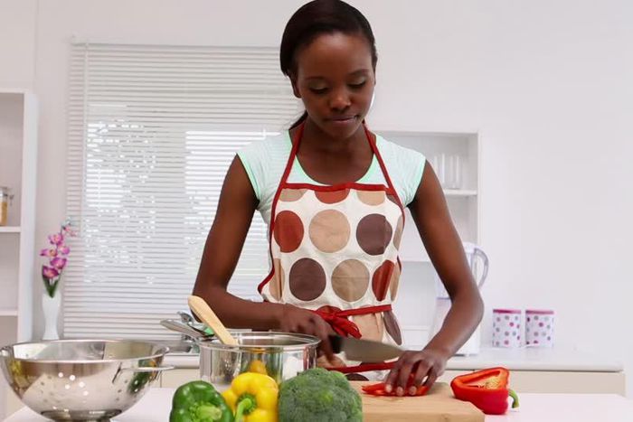 African woman cooking (Framepool)