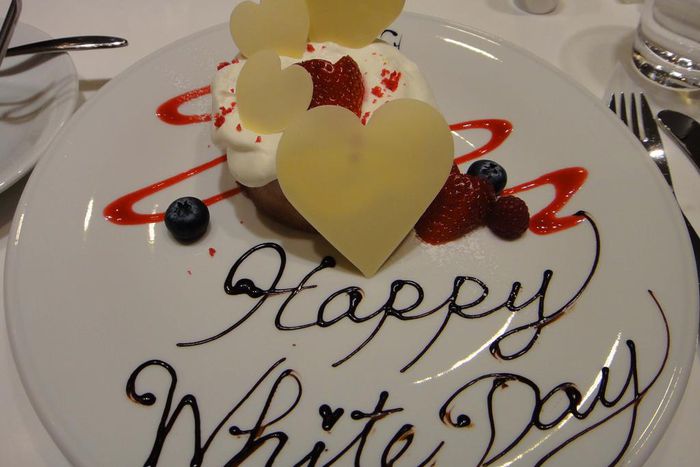 Japanese celebrate Valentine a bit differently [Nihonomoshiroi]