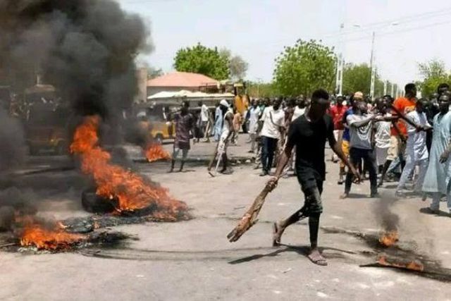 Angry mob in action (Image used for illustrative purposes) [People's Gazette]