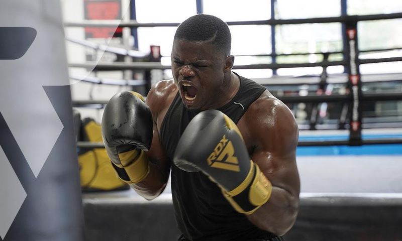 Sarkodie rallies support for Freezy Macbones ahead of his next fight