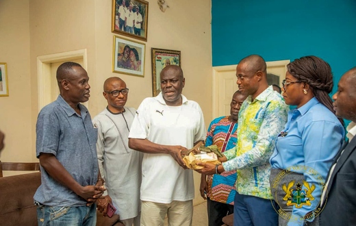 Sports Ministry donates GHc50,000 to Sellas Tetteh to support medical expenses