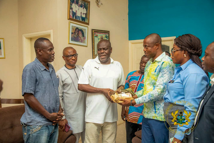 Sports Ministry donates GHc50,000 to Sellas Tetteh to support medical expenses