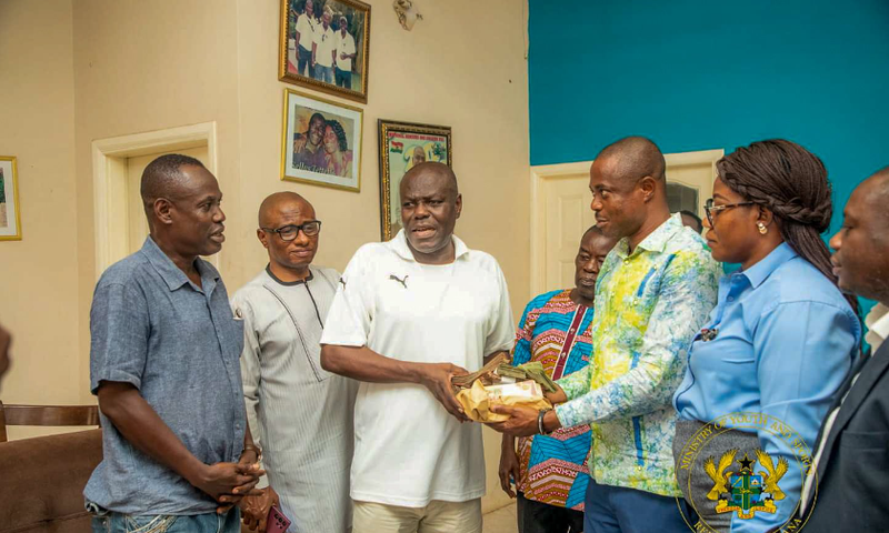 Sports Ministry donates GHc50,000 to Sellas Tetteh to support medical expenses