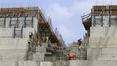 Construction workers are seen in a section of Ethiopia's Grand Renaissance Dam, as it undergoes construction, during a media tour along the river Nile in Benishangul Gumuz Region, Guba Woreda, in Ethiopia March 31, 2015.   REUTER/Tiksa Negeri