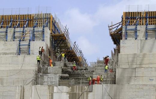 Construction workers are seen in a section of Ethiopia's Grand Renaissance Dam, as it undergoes construction, during a media tour along the river Nile in Benishangul Gumuz Region, Guba Woreda, in Ethiopia March 31, 2015.   REUTER/Tiksa Negeri