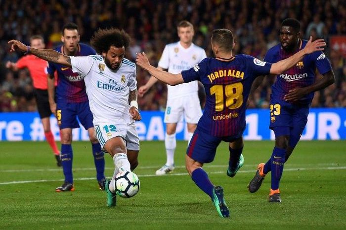 Barcelona's Spanish defender Jordi Alba (R) vies with Real Madrid's Brazilian defender Marcelo on May 6, 2018.