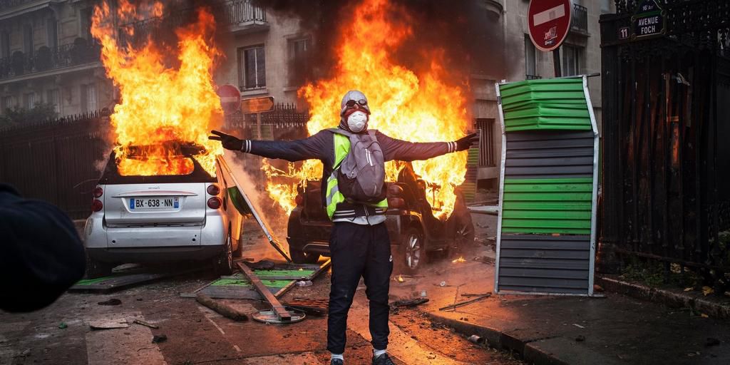 Paris demo fire