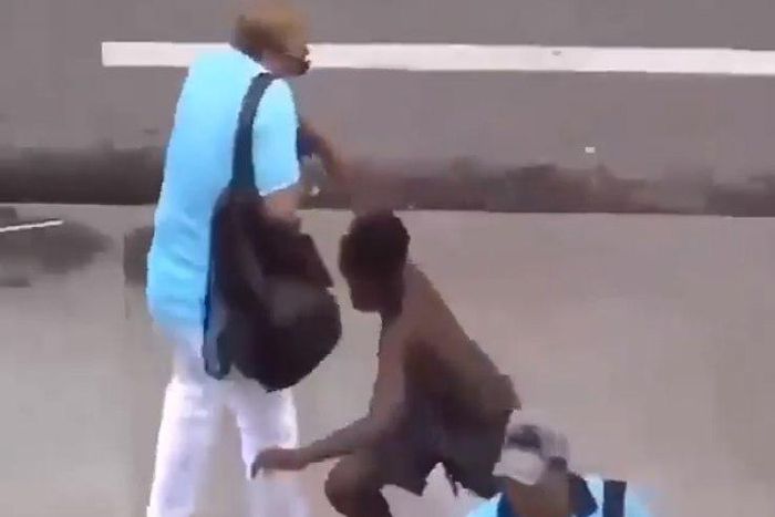 Thief trying to mug a tourist