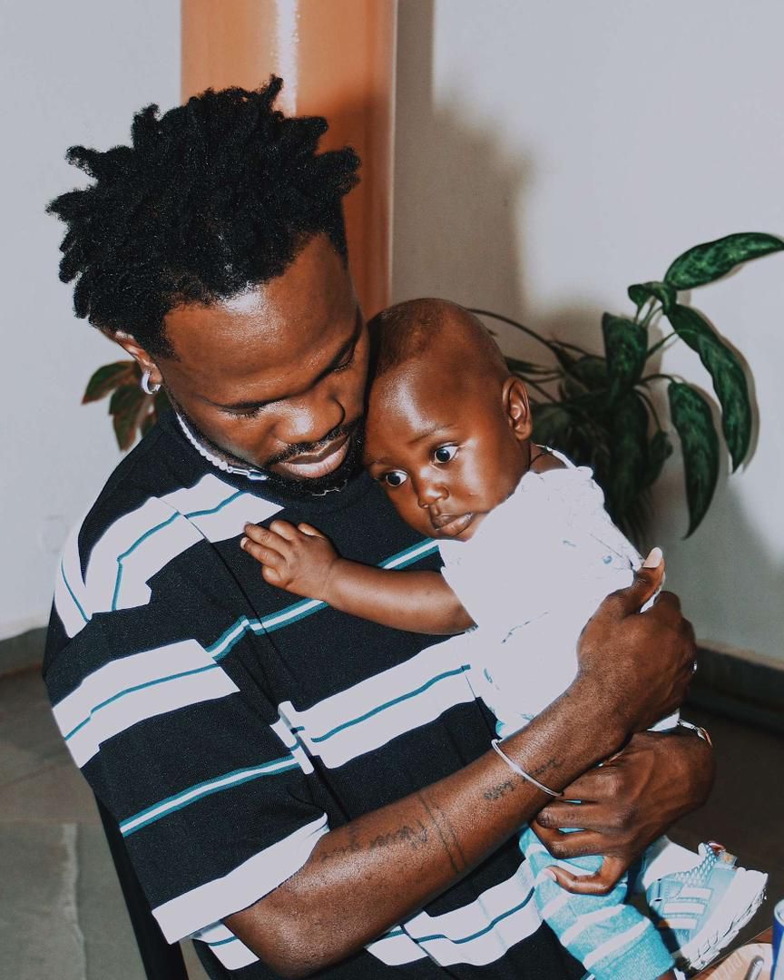 Fameye support fan by gifting items for the his newborn baby