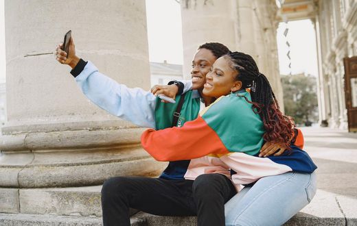 A couple taking a selfie [Photo: Gustavo Fring]