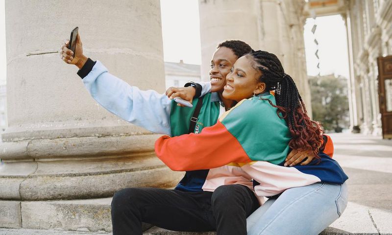 A couple taking a selfie [Photo: Gustavo Fring]