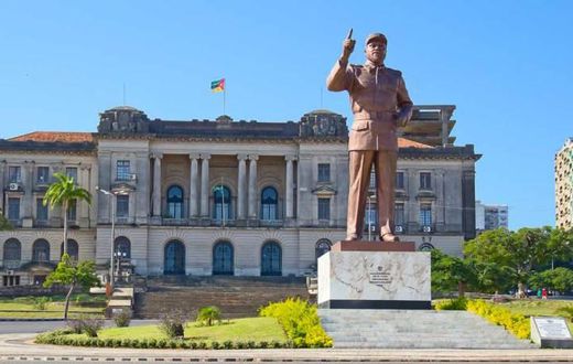 A giant statue of Samora Moisés Machel at the Independence Square in Downtown Maputo, Mozambique. (danatours)
