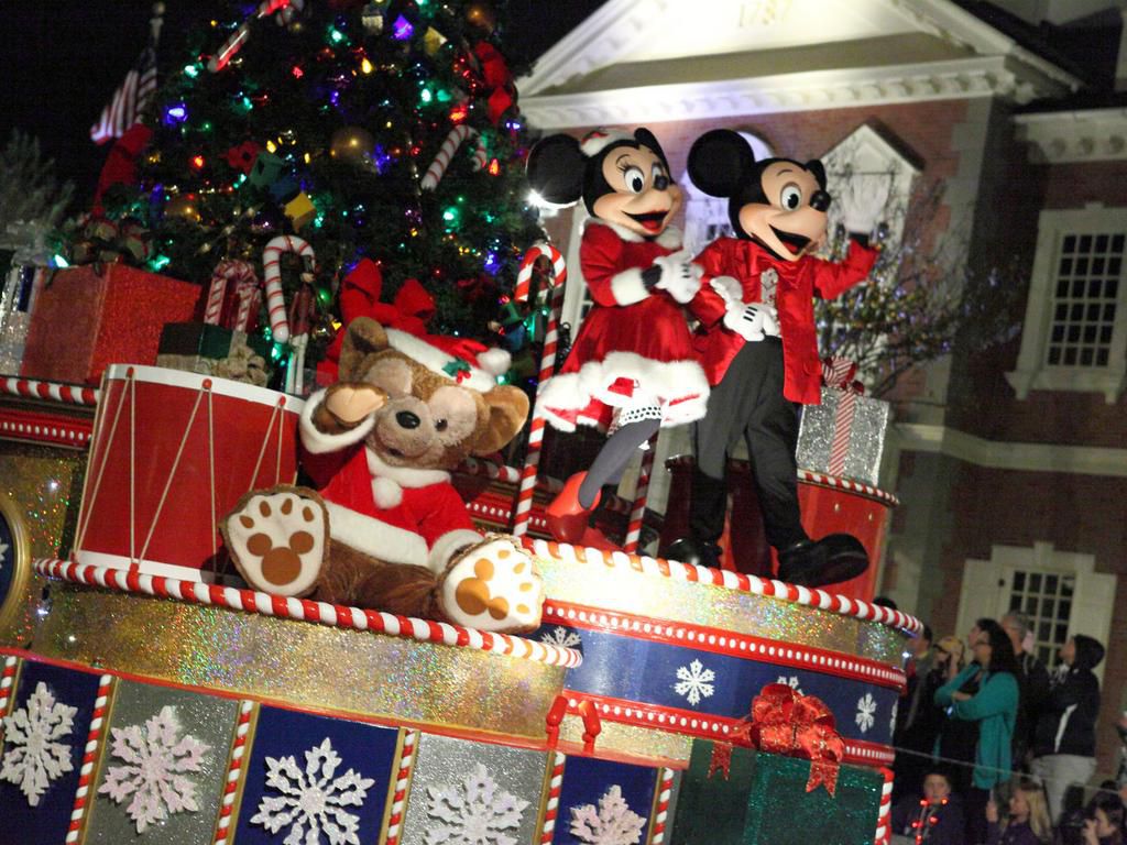 Former employees reveal what it's like to work at Disney parks over the holidays