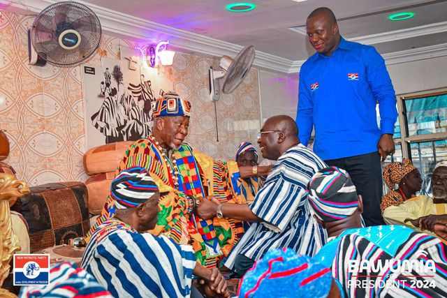 Dr Mahamudu Bawumia with the Overlord of Buipe