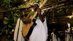 Nii Osabu on stage
