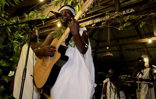 Nii Osabu on stage