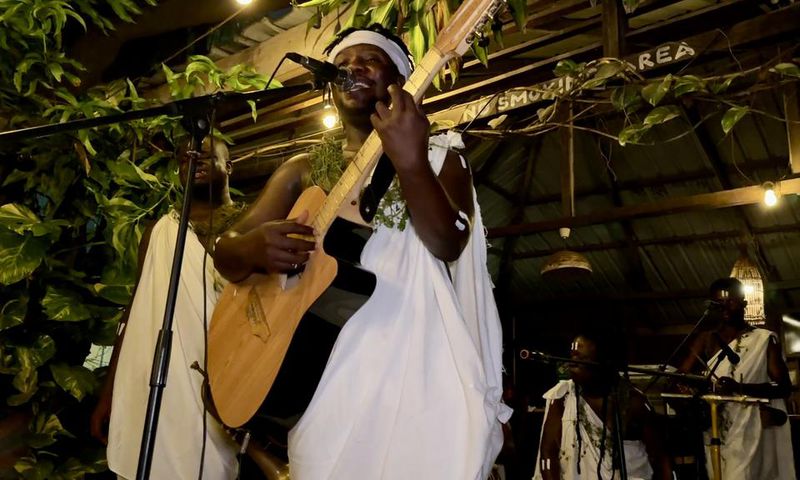 Nii Osabu on stage