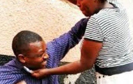 Side chick flees as husband ‘chops’ slaps from ‘boss chick’ (Video)