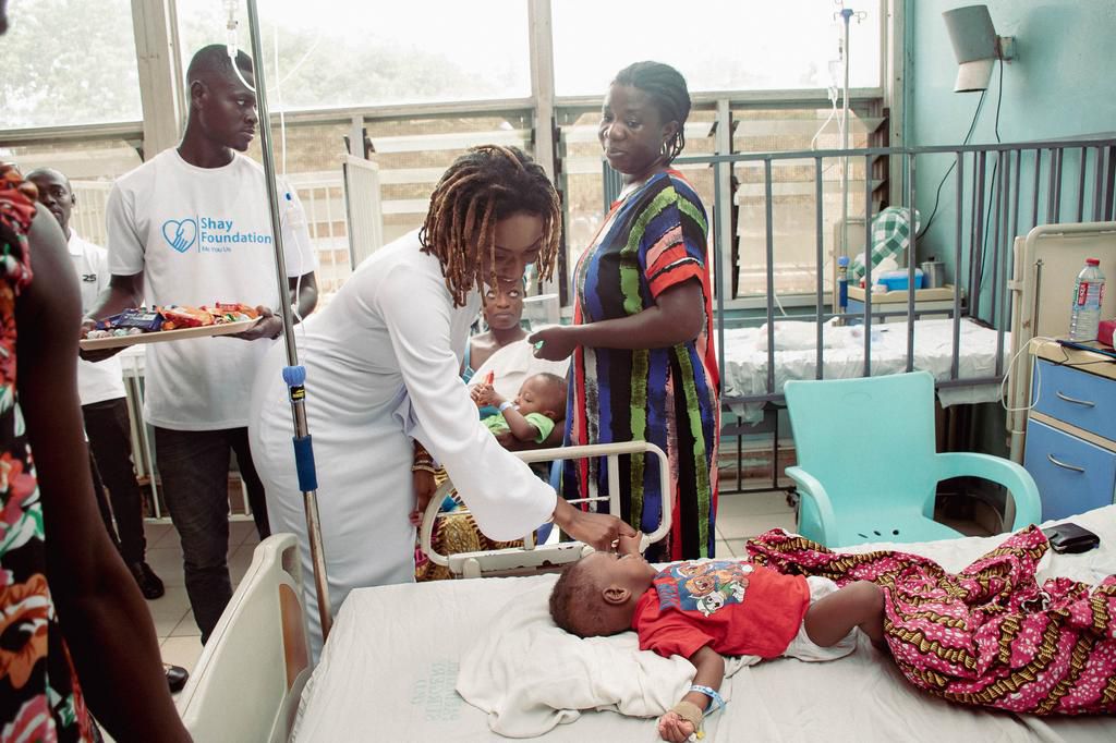 Wendy Shay marks birthday with donation to patients at Korle Bu hospital
