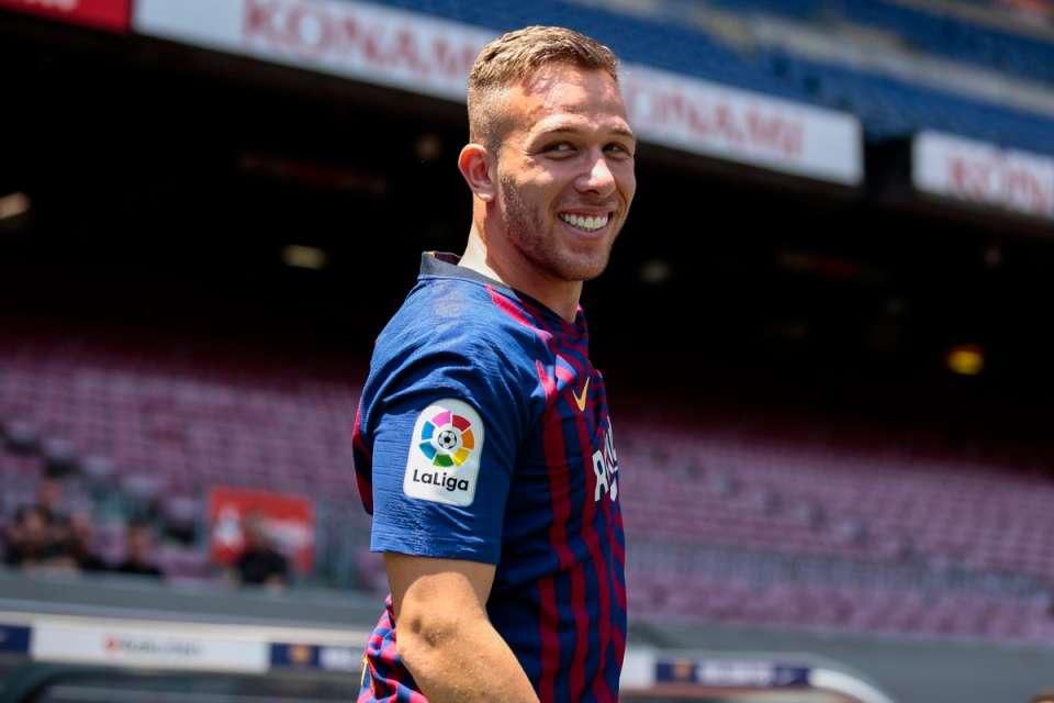 Michael Essien eulogizes Barcelona midfield for exploit