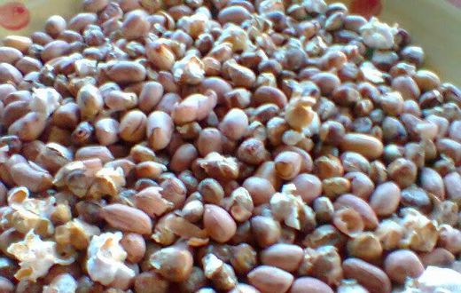 Mixed roasted corn and groundnuts (Aburo ni nkateɛ)